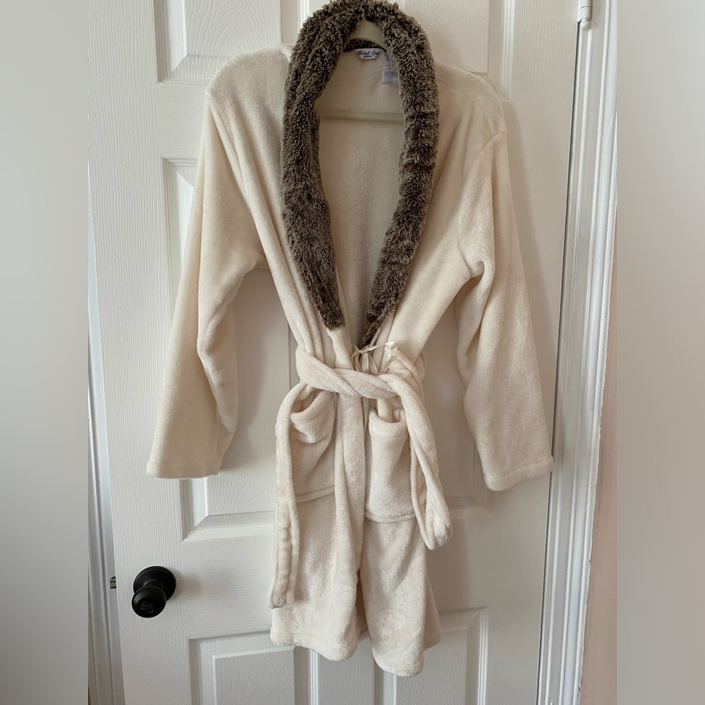 Like new Hotel Spa white fleece robe with brown fur
